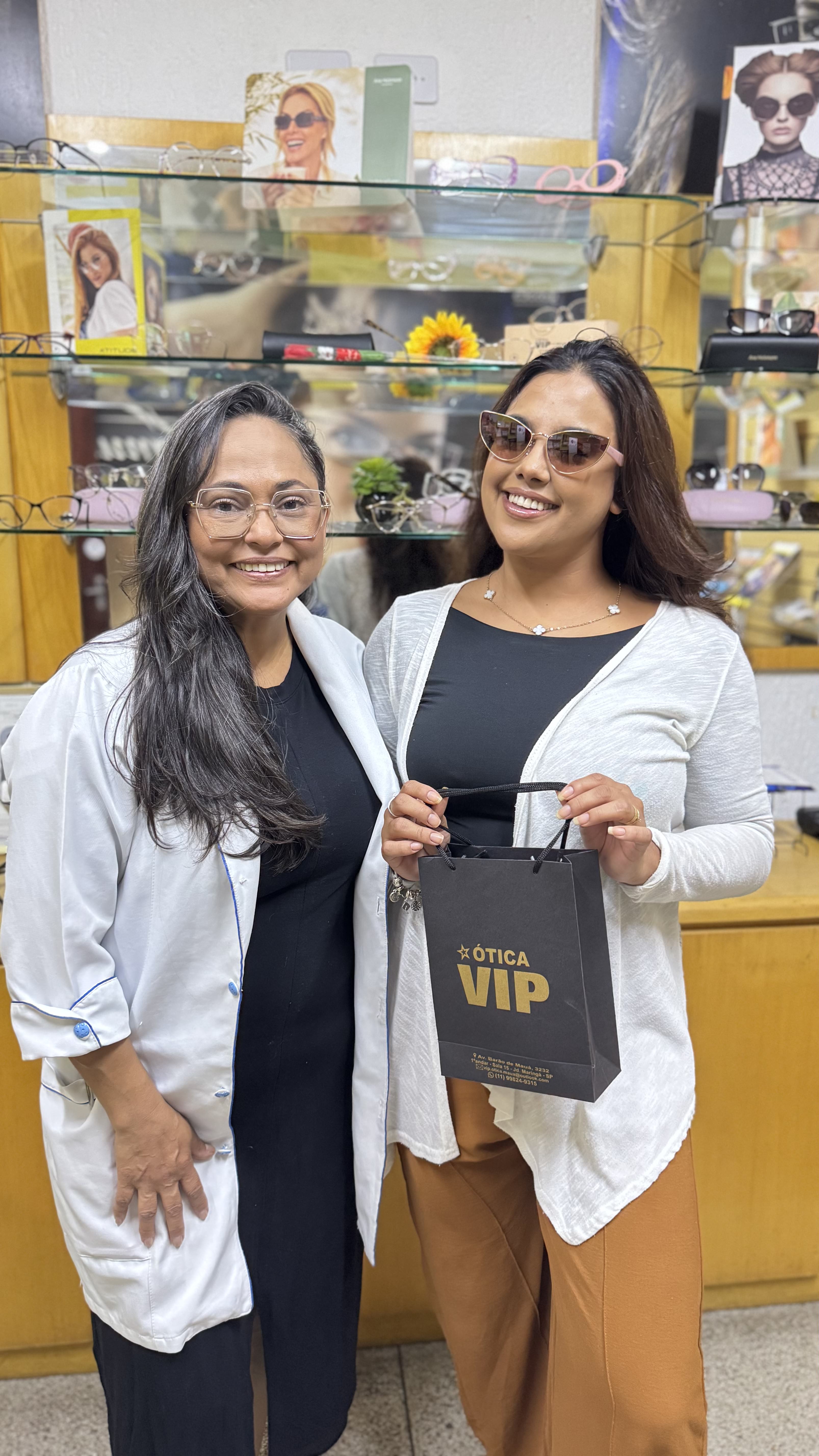 Cliente da OticaVip usando oculos de sol premium em Maua