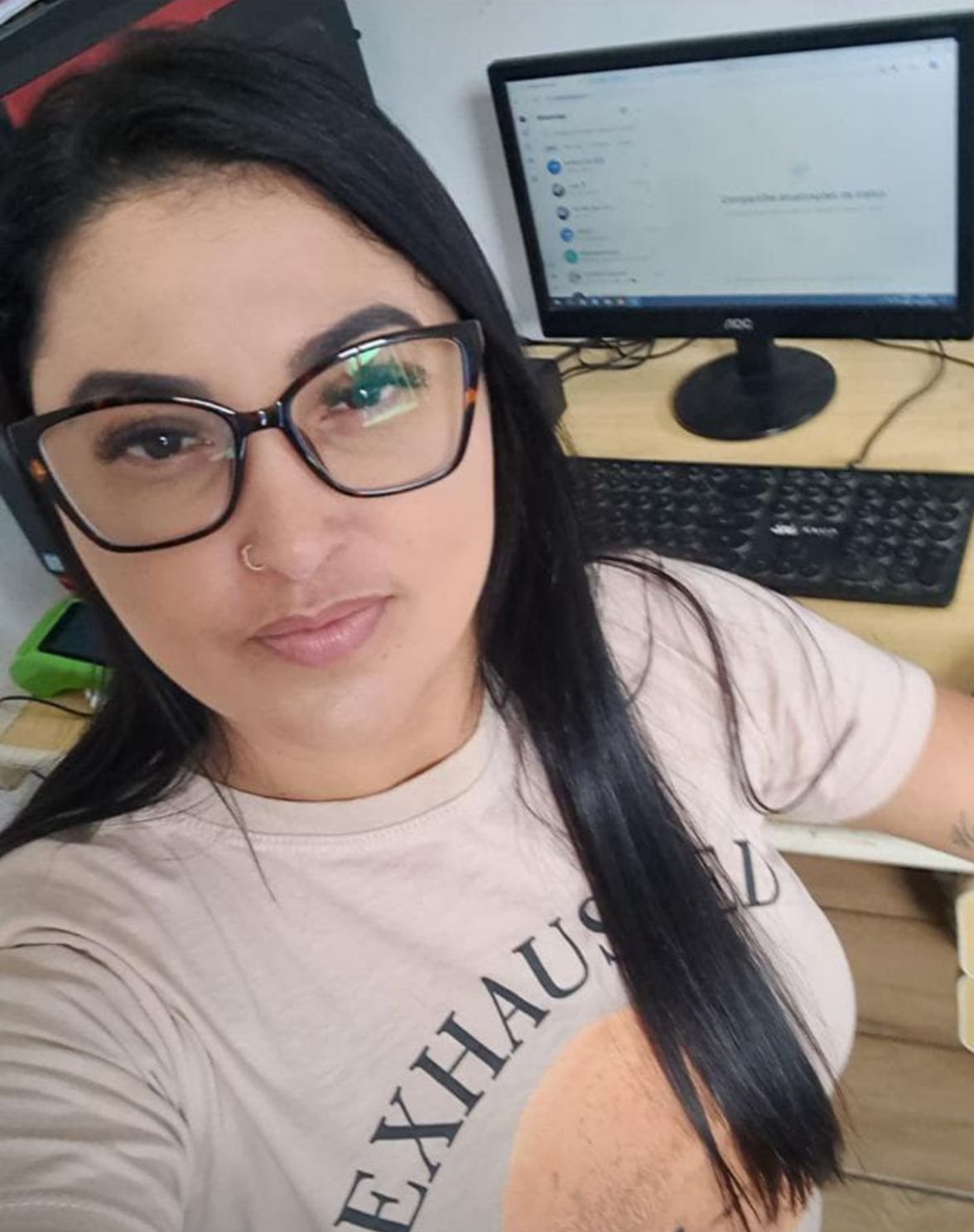 Cliente da OticaVip Maua usando oculos de grau modernos